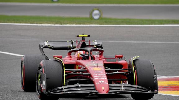 <p>Wird von Startplatz eins aus ins Rennen zum Grand Prix von Belgien gehen: Carlos Sainz vom Team Ferrari. Foto: Hasan Bratic/dpa</p> Pole Position