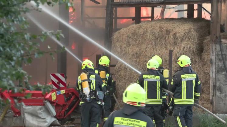 Die Feuerwehrleute bei den Löscharbeiten: Sowohl Brandursache als auch die Schadenshöhe sind noch unklar.