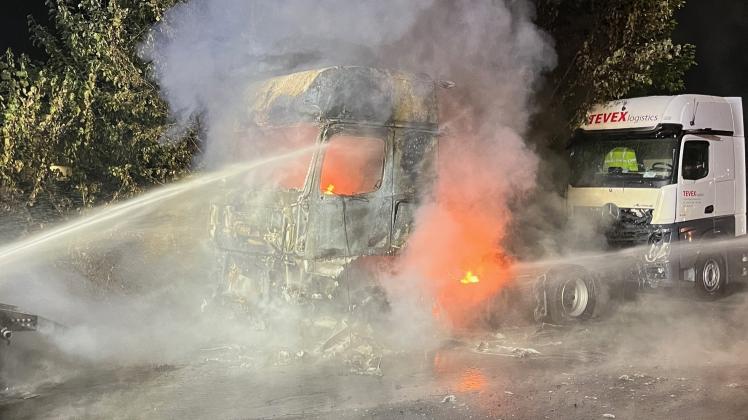 Gleich drei Lastwagen sind in der Nähe von Weidemark in Sögel ausgebrannt.