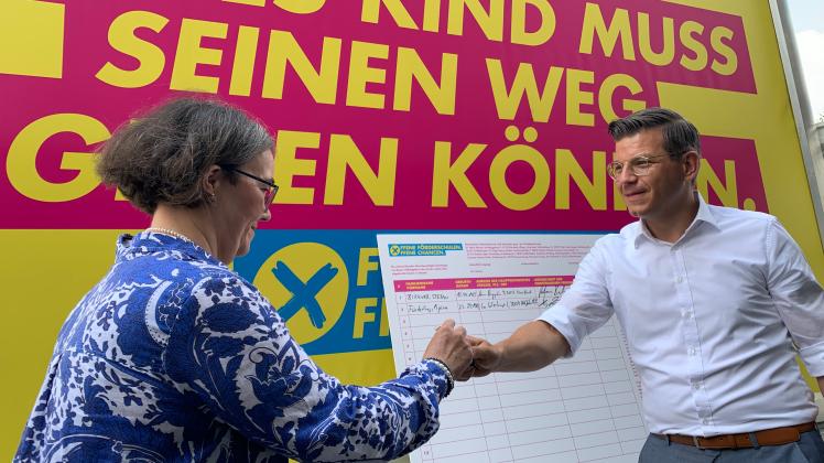 Haben - zunächst symbolisch - für das Volksbegehren zum Erhalt der Förderschulen in Niedersachsen unterschrieben: Die FDP-Landtagsabgeordneten Björn Försterling und Susanne Schütz.