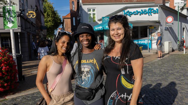 Selenni Perez, Kena Schulz und Lulu Porras-Rodriguez aus Rendsburg waren am Samstag gemeinsam auf dem Stadtfest unterwegs.
