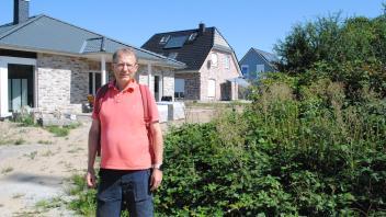 Jürgen Ott ist erst vor Kurzem in sein neues Haus in Wickendorf West eingezogen. Als er das Grundstück gekauft hat, stand vor seinem Haus noch ein hoher schattenspendender Baum. Jetzt schaut er stattdessen auf heruntergeschnittene Brombeerbüsche.