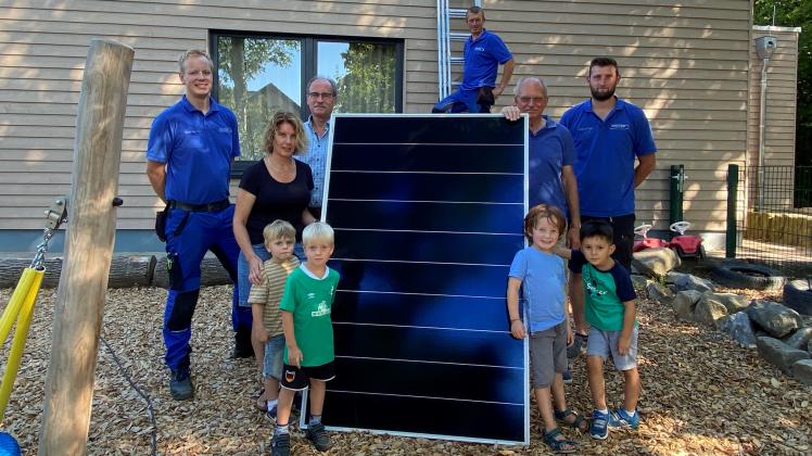 In diesen Tagen bekommt der Kindergarten Am Kapellenweg eine Solaranlage von Mitarbeitern der Firma Grüter (Neuenkirchen) aufs Dach geschraubt. Darüber freuen sich nicht nur Leiterin Anja Peters, sondern auch Reiner Nietiedt (rechts am Modul) und Robert Kropf (links). Auch für die Kinder ist das ein spannendes Thema.