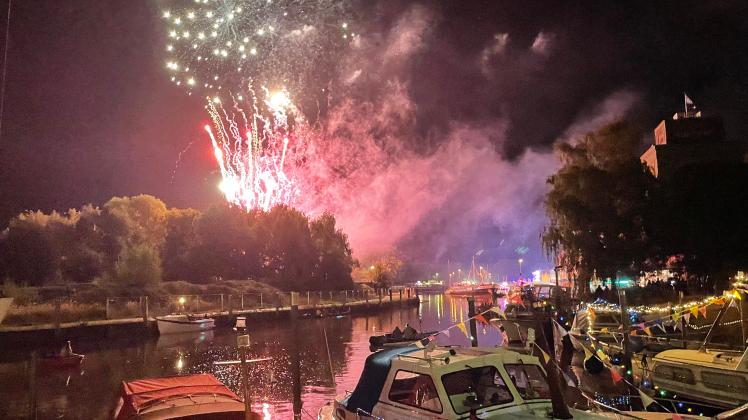 Das große Feuerwerk am Sonnabendabend war der Höhepunkt des diesjährigen Hafenfestes in Elmshorn