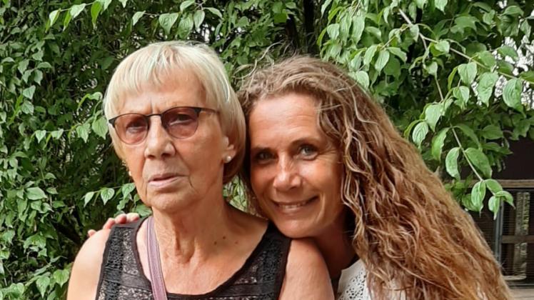 Die 46-jährige Karina Dirks (rechts) neben ihrer geliebten Mutter. Das Foto entstand kurz vor dem Unfall, bei dem am 27. August 2020 die damals 74-Jährige ums Leben kam.