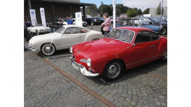 Der Karmann aus Brasilien in leuchtendem Rot vor seinem Urahn, dem Ghia-Prototypen von 1953, und dem 1:2 Modell des Ghias-Cabriolets. 
