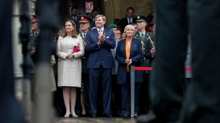 Die niederländische Botschafterin Monique van Daalen (von links), der niederländische König Willem-Alexander, und NRW-Ministerpräsidentin Hannelore Kraft (SPD)  beobachten eine Militärparade. Der niederländische König besucht den Festakt zum 20-jährigen Bestehen des Deutsch-Niederländischen Korps. 