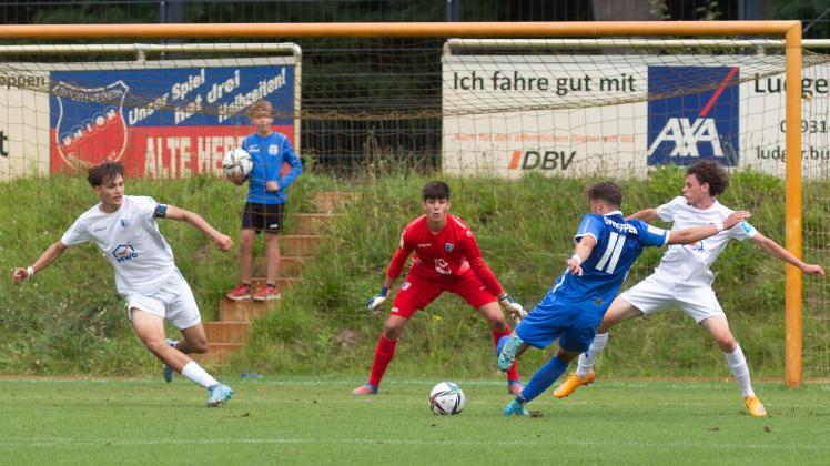 Die U 19 des JLZ Emsland (blaue Trikots) gewinnen in der A-Junioren-Bundesliga mit 1:0 gegen den 1. FC Magdeburg.