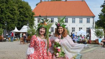 Anmut und Liebreiz strahlen „Mutter Erde“ (links) und die Fee „Rosalea“ vor dem Gut Wulfshagen aus. Sie verbreiten an den zwei Tagen des Wohlder Markts beste Laune
