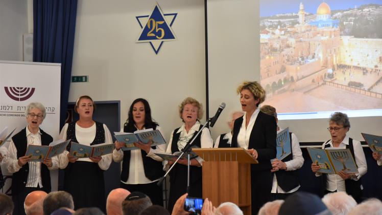 Der Chor Ensemble Shalom sorgte mit Rabbinerin Alina Treiger für musikalische Auflockerung zwischen den Reden.