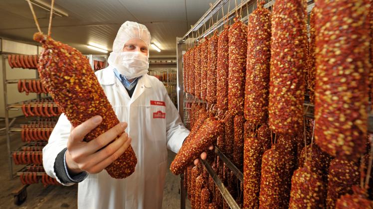 Die Chili-Salami ist der Renner: "Die Rostocker"-Geschäftsführer Tobias Blömer ist stolz auf das Gold-prämierte Produkt.