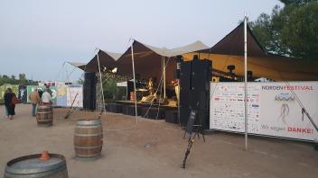 Darf so nicht stehen bleiben: Die „Schlei-Bühne“ des Norden-Festivals mit ihrem markanten Zeltdach.