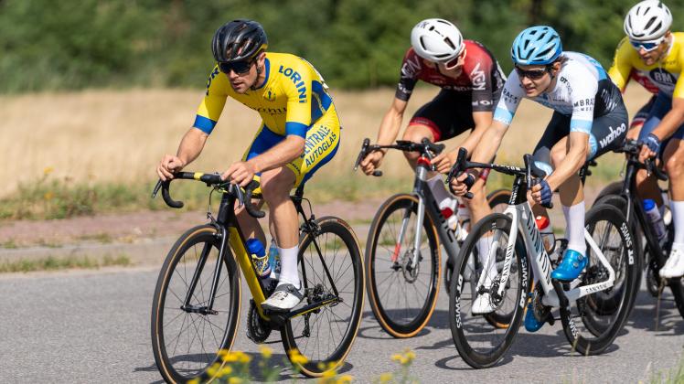 Radsportkriterium in Melle-Gesmold mit ambitionierten Lokalmatadoren. Kai Spinneker RRG OS dahinter Julian Hellmann Team Embrace the World (Blau-Weiss Helm hellblau)
