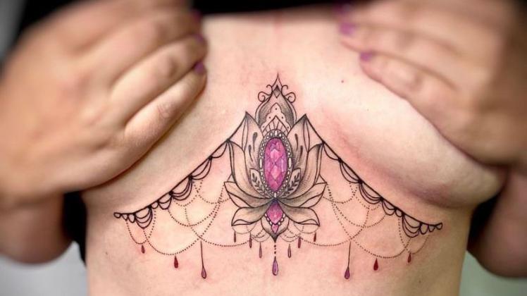 Tattoo Christina Vogelgesang Underboob Mandala