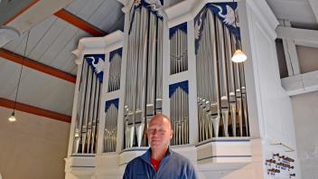 Es ist ein Schmuckstück der besonderen Art: Die neue Orgel in der Pinnower Kirche hat die ersten schöne Tönen von sich gegeben. Am Wochenende wird sie offiziell geweiht. Pastor Tom Ogilvie freut sich auf ein großes Gemeindefest mit vielen Höhepunkten. 