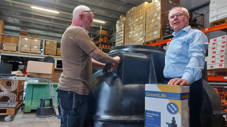 Die Firma Greenlife aus Sacktannen produziert unter anderem Maschinen zur Regenwasseraufbereitung. Vor 20 Jahren gründete Friedhelm Neumann (r.) die Firma in Schwerin. 