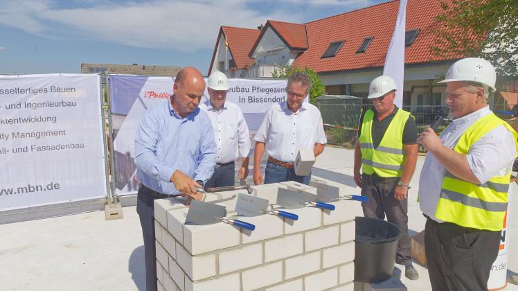 André Philipps legte den Grundstein für das neue Pflegezentrum am Ortseingang von Bissendorf,