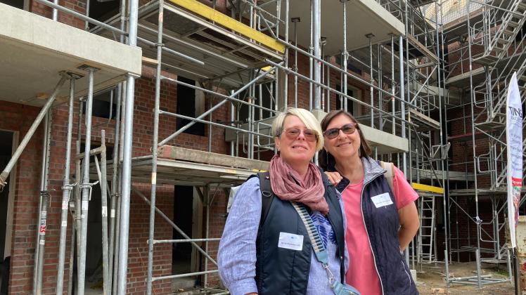 Heidi Rommelrath (links) und Monika Ortmanns aus Köln waren schnell begeistert von Glückstadt und dem Wohnprojekt „Uns Batardeau“.