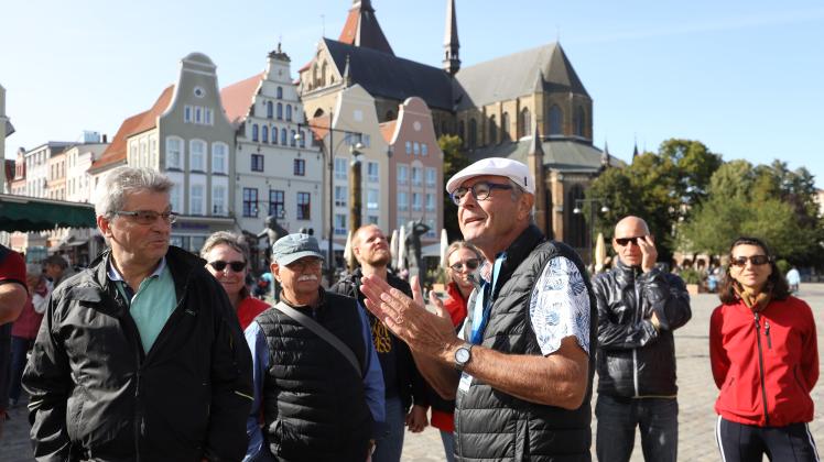 Stadtführer begleiten in der Hochsaison eine Vielzahl von Menschen durch Rostock. 