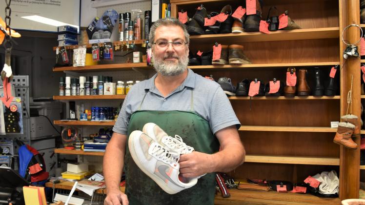 Adidas: Ein Schuhmacher aus Husum rettet Sneaker |