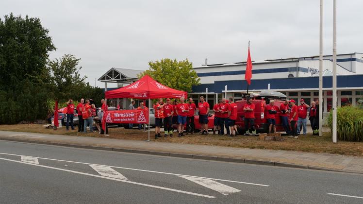 Am Montag, 29. August, streikten Mitarbeiter des Windenergie-Unternehmens Vestas für bessere Arbeitsbedingungen und eine Tarifbindung.