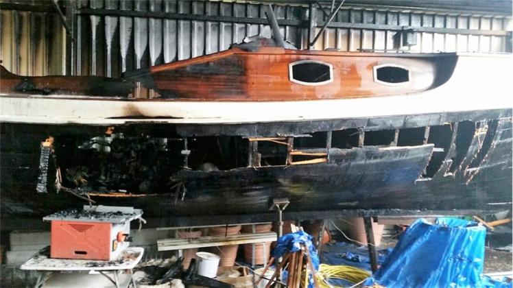 Ein Schiff ist am Dienstagnachmittag in Greven bei Reparaturarbeiten vollständig ausgebrannt. Auch ein weiteres Schiff wurde beschädigt. 