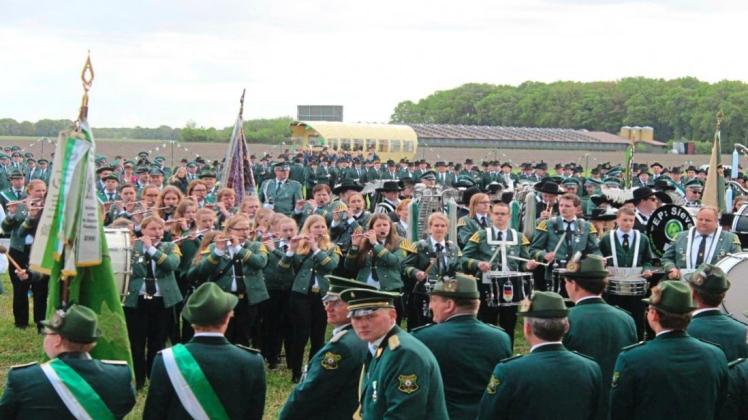 Jubelschützenfest in Heitel Preußens Gloria: Gänsehaut-Feeling pur verbreitete das gemeinsame Aufspiel der Musikzüge auf der Heiteler Festwiese. Fotos: Anne Bremenkamp