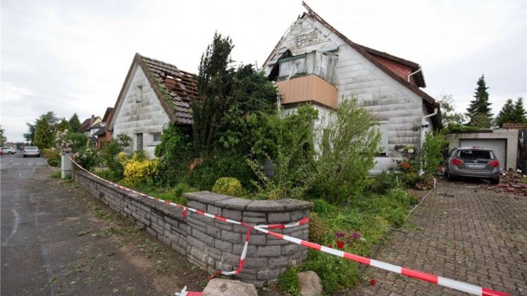 Die abgedeckten Dächer zweier Gebäude sind in Minden zu sehen. Ein Tornado hat in Minden in Nordrhein-Westfalen erheblichen Schaden angerichtet. 