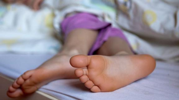 <p>ILLUSTRATION - Zehn Prozent der Kinder im Alter von sieben Jahren machen nachts ins Bett, tagsüber sind ungefähr zwei bis drei Prozent betroffen. Foto: Silvia Marks/dpa-tmn</p> Schlafendes Kind