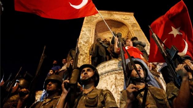 Türkische Soldaten stehen am Taksim-Platz in Istanbul Wache. 