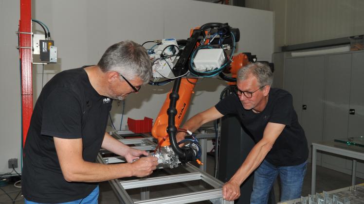 Die Ingenieure Hans-Gerd Runde (links) und Bernhard Klaas werkeln an ihrem Roboter. 