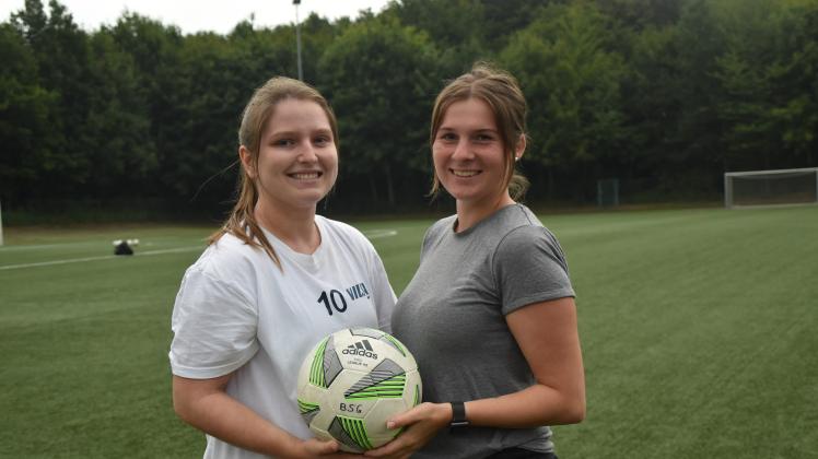 Sarah Hohenstein (links) und Rachel Gygas trainieren gemeinsam die 35 acht- bis zehnjährigen Fußballkinder der BSG Eutin. 
