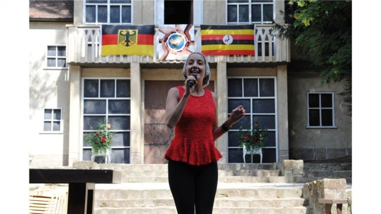 Popstar Deena Herr sang schon nachmittags ein Lied beim Afrikafest der BELU-Ugandahilfe in Ahmsen. Fotos: Hermann-Josef Mammes