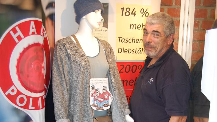 Olaf Miehe dekorierte Aktionsfenster zum Thema Taschendiebstahl. 