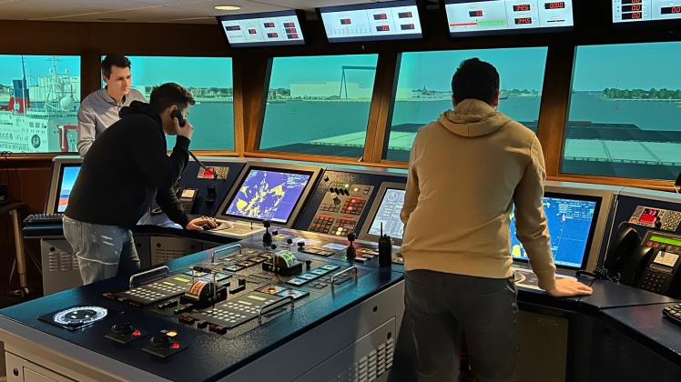 In Warnemünde kann in einem Simulator der Alltag auf einer Schiffsbrücke geprobt werden.