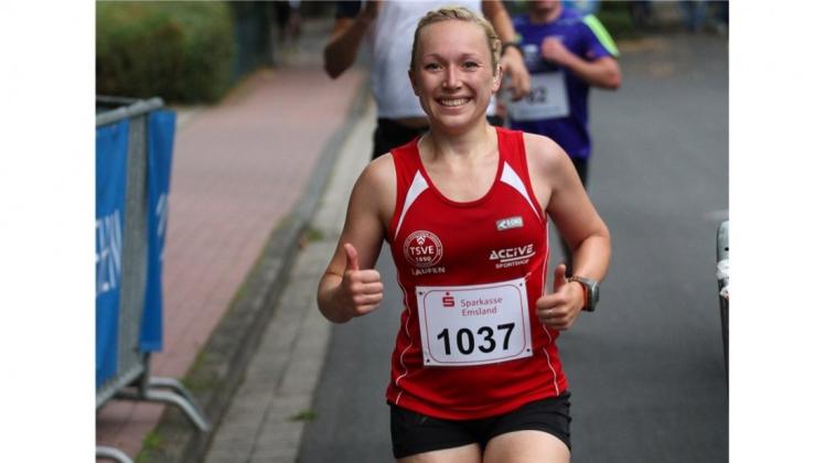 Freute sich im Ziel riesig über den Gesamtsieg der 10 Kilometer Frauenwertung: Stefanie Fritzemeyer vom TSV Eintracht Bielefeld.