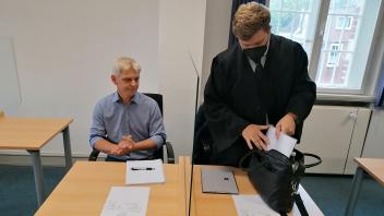 Jann-Henning Dircks (l.) mit seinem Anwalt Daniel Martinen vor Gericht in Husum