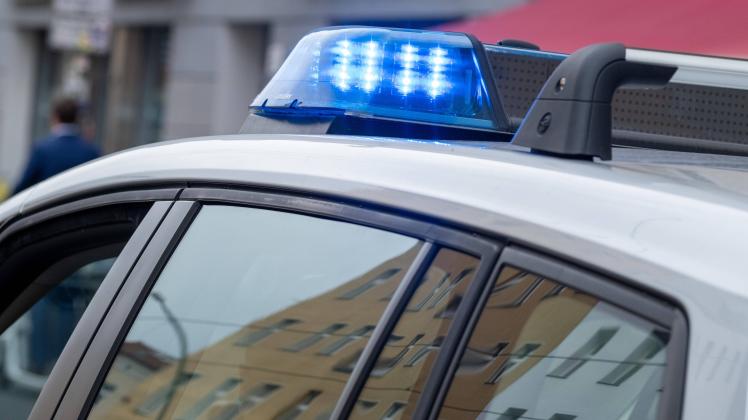 Blaulicht auf einem Polizeifahrzeug während einer Demonstration in Berlin. / Blue lights on a police vehicle during a de