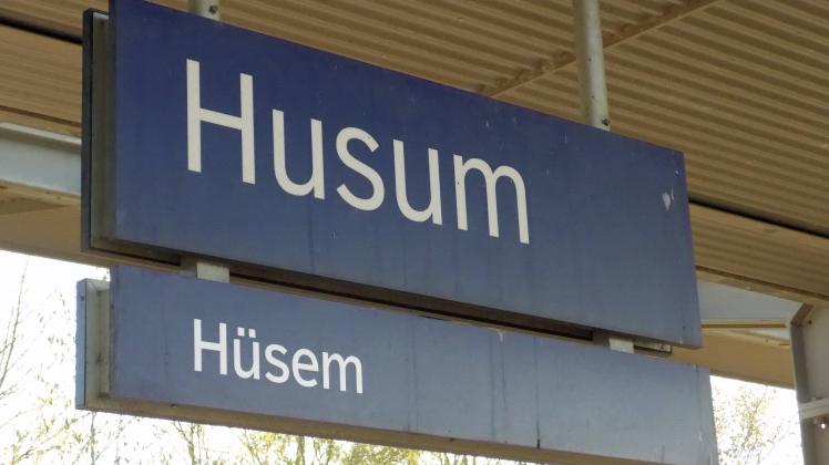 Zweisprachige Stationsschilder im Bahnhof von Husum Schleswig Holstein auf hochdeutsch und auf fr