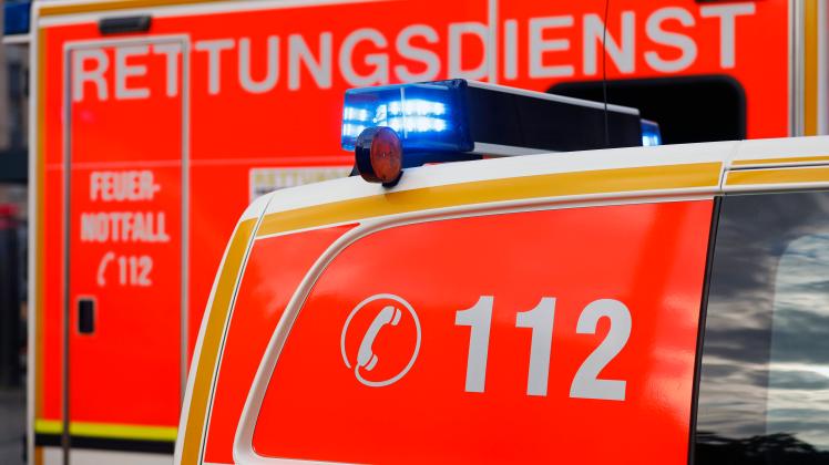 Rettungswagen der Düsseldorfer Feuerwehr am HBF. (Themenbild, Symbolbild) Düsseldorf, 11.10.2020 *** Ambulance of the Dü