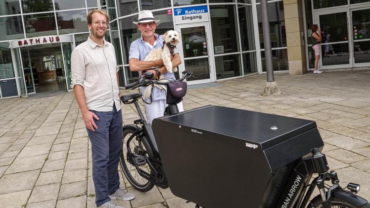 Daniel Wojtek (rechts) hat das Angebot des Wallenhorster Klimaschutzmanagers Stefan Sprenger angenommen und das Lastenrad ausprobiert.