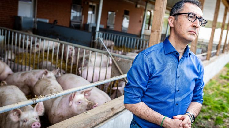 Cem Özdemir besucht Schweinehaltungsbetrieb