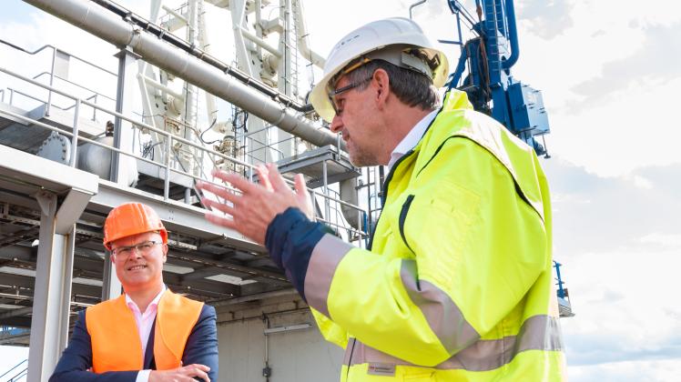 Energieminister Goldschmidt besucht den ChemCoastPark Brunsbüttel: Yara/AdBlue/Harnstoff und LNG-Perspektiven am Elbehafen. Hintergrund: Die Ölverladeterminals, die um eines für LNG erweitert werden. Brunsbüttel. wirtschaft unterelbe steinburg dithmarschen elbe
