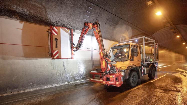 Im Rendsburger Kanaltunnel stehen wieder einmal Wartungs- und Reinigungsarbeiten an.
