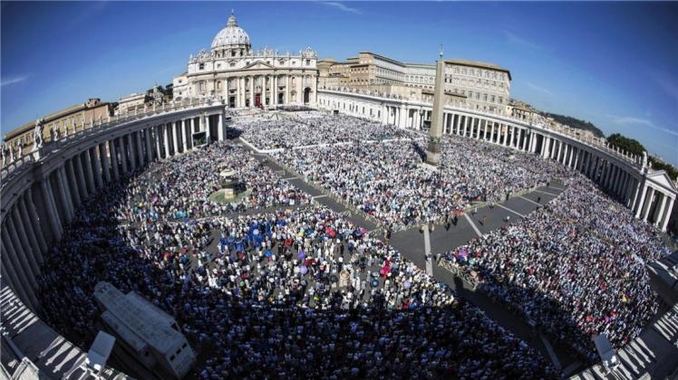 Vatikanstadt: Knapp 20 Jahre nach ihrem Tod hat Papst Franziskus die albanische Ordensfrau und Friedensnobelpreisträgerin Mutter Teresa heiliggesprochen. Vor Hunderttausenden Pilgern auf dem Petersplatz in Rom verlas der Argentinier in einer feierlichen Zeremonie die entsprechende Formel. 
