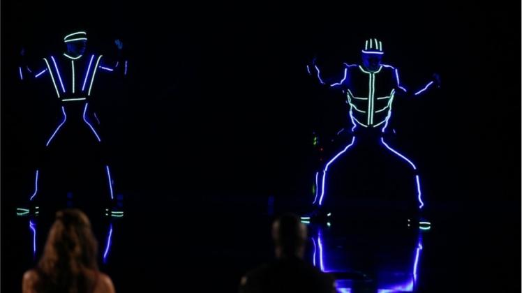 Richard Mach (r.) und Jakub Kosatik aus der Tschechischen Republik präsentieren eine Lasershow.    Szene aus &quot;Das Supertalent 2016&quot;. 
