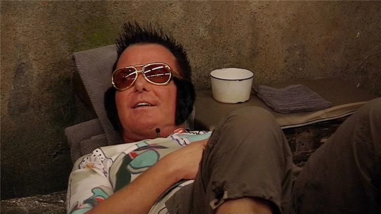 Promi Big Brother 2016: Marcus bekommt eine neue Sonnenbrille, die er wegen einer Augenverletzung tragen muss. 