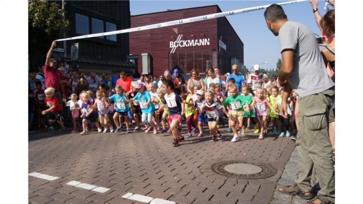 a:1:{s:7:"default";s:147:"Gingen alle gemeinsam mit der Rückennumer eins an den Start: Die Teilnehmer des weiblichen Bambinilaufes beimMeller Stadtlauf. Fotos: Jonas Hegen";}