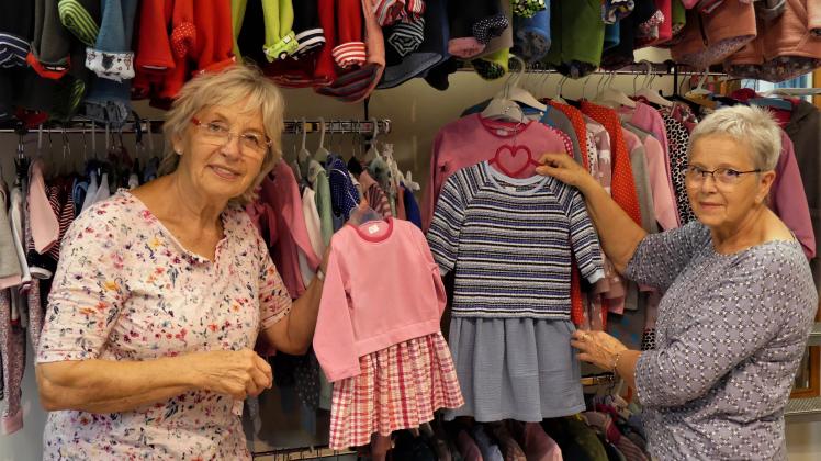 Seit Jahrzehnten nähen Frauen in der Kirchengemeinde Maria Königin in Lingen für den guten Zweck. Für jeden Geschmack etwas dabei im MK-Lädchen: Anni Meiners (links) und Brigitte Juth zeigen eine Auswahl individueller Kinderkleidung.