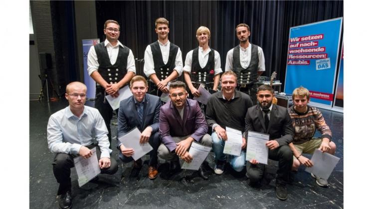 Sechs Maurer und vier Zimmerer nahmen ihre Gesellenbriefe entgegen. 